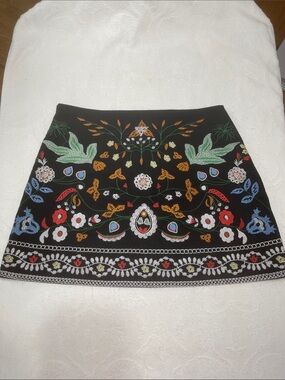 BBWM Woman Black Embroidered Boho Mini Skirt - Sz L